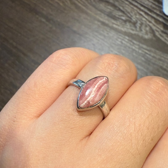 Elegant Silver and Rhodochrosite Ring - Picture 3 of 4